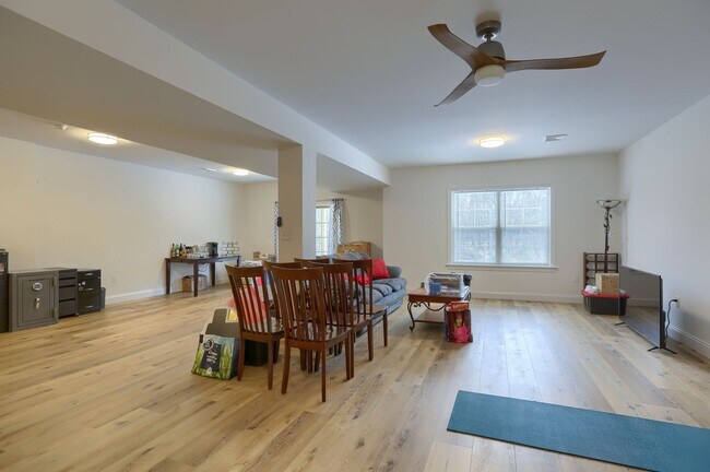 Building Photo - 4 bedroom