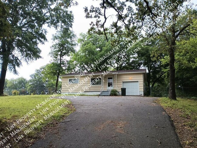 Building Photo - Don't Miss this Charming 2 bedroom with Ga...