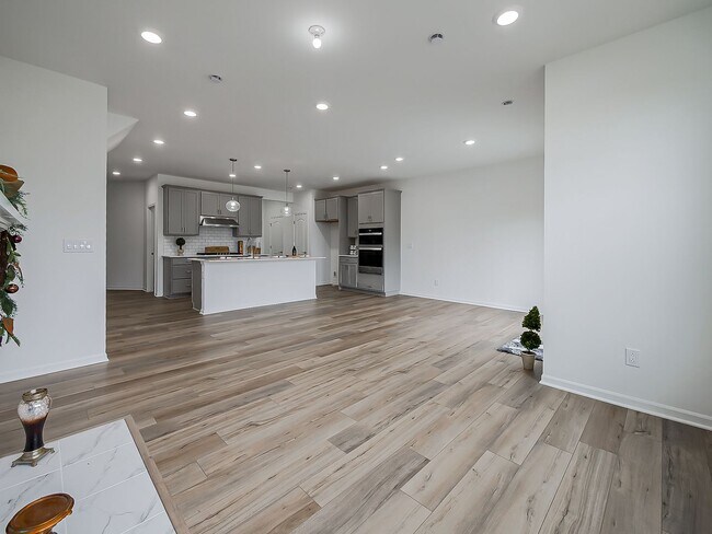 Building Photo - AVAILABLE NOW! Modern Comfort Meets Everyd...