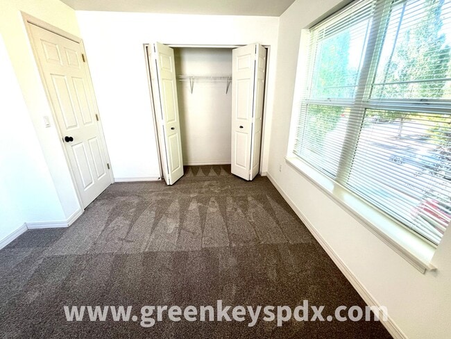 Building Photo - 3 Bedroom, 2.5 Bathroom Townhouse in N Por...