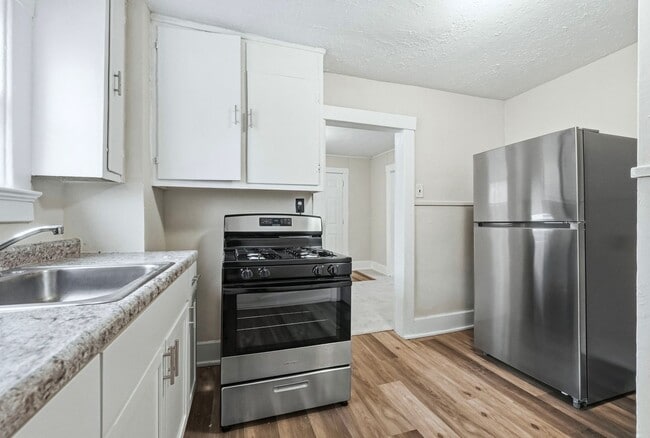 Building Photo - Updated 3-Bedroom Home with New Kitchen & Carpet