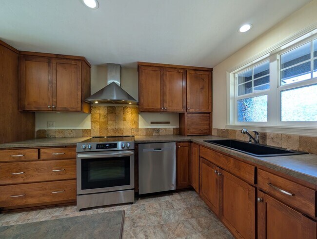 Building Photo - 890 E 29th Ave