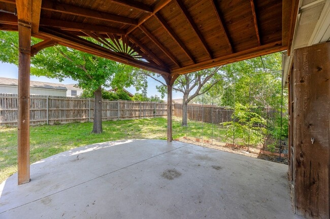 Building Photo - Great one story house with 3 bedrooms & st...
