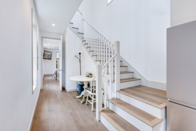 Building Photo - Modern Downtown Home!