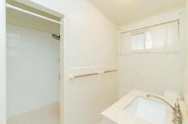 Building Photo - 203 Hathaway Dr