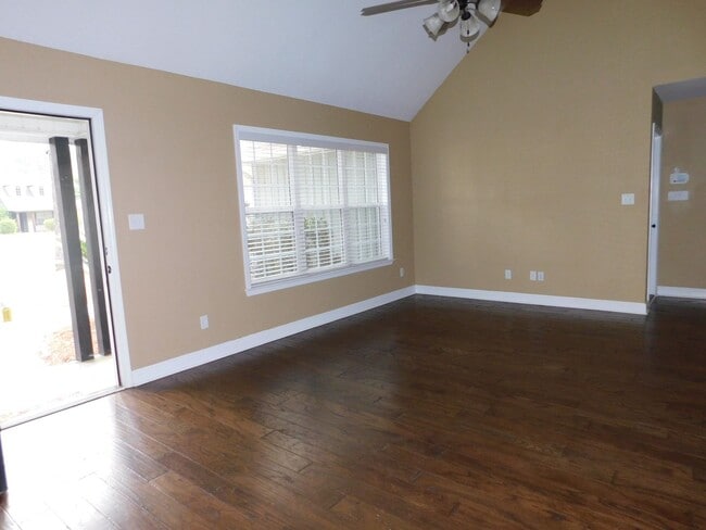 Building Photo - 4 bedroom in Crestwood-convenient location