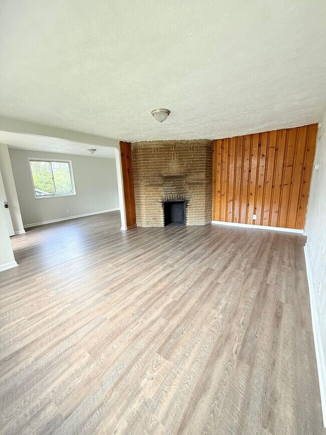 Building Photo - Spacious 3BD/1BA Single Family Home in Penn Hills