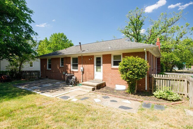 Building Photo - Beautiful 2 Bedroom Corner Lot Property Near Forest Hill Ave ***Available May 2026***