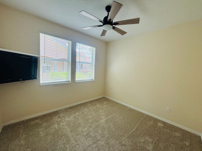 Building Photo - Beautiful movie in ready, large 2/2 in Ocala Preserve - All ages