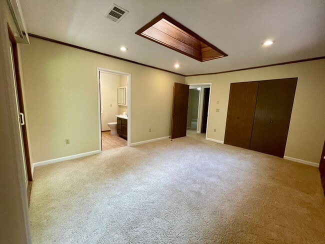 Building Photo - 4 bed, 3 bath split-level home in a private, forested setting (Bayside)