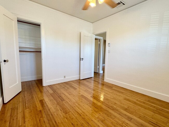 Building Photo - Charming Upgraded 2 Bedroom Cottage w/Cent...