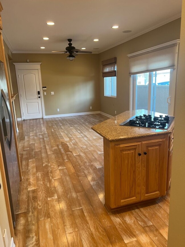 Building Photo - Custom home 1 block to ocean