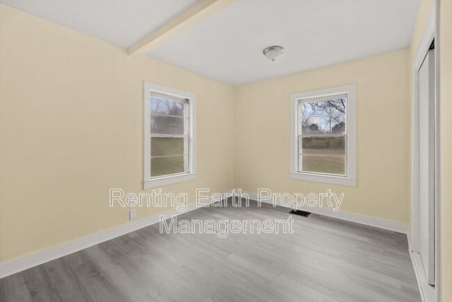 Building Photo - 2419 Circle Dr