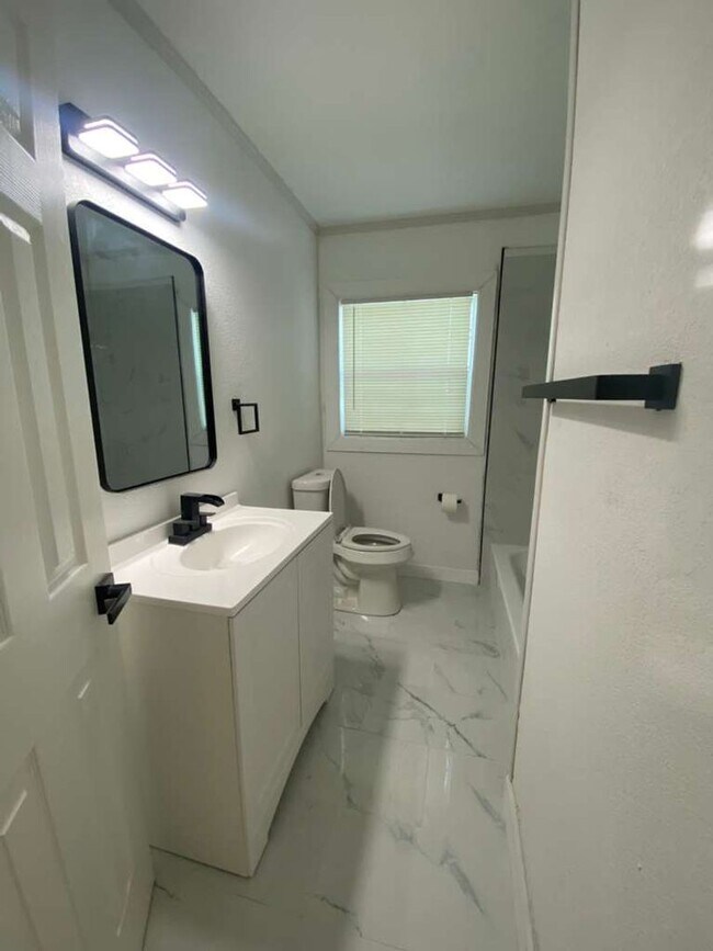 Building Photo - BEAUTIFUL HOME IN HOUSTON. MOVE IN READY!.