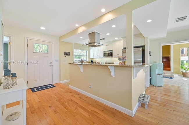 Building Photo - 671 Live Oak Ln