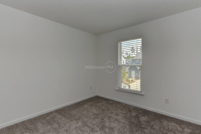 Building Photo - Beautiful 3BD/2.5BTH Townhouse with Commun...