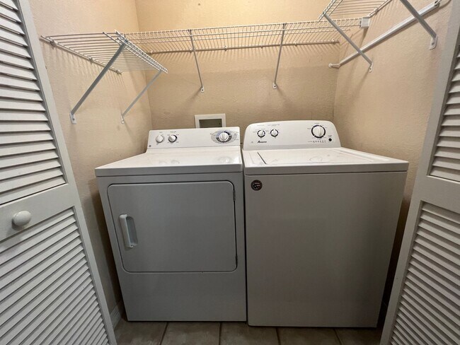 Building Photo - Beautiful 2-bedroom, 2-bath Condo available in sought after Admirals Walk private gated community.