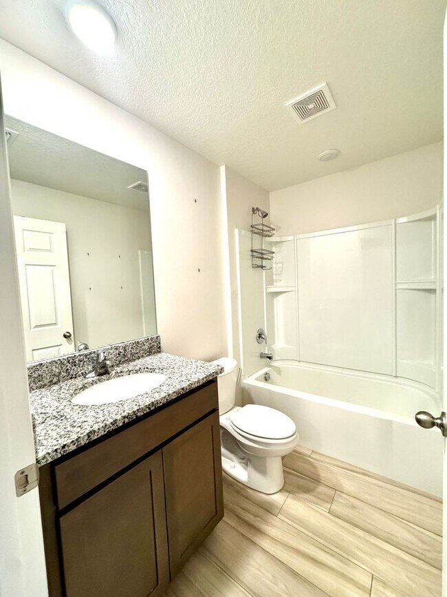 Building Photo - Beautiful 4-Bed, 2-Bath Home in a Prime Location!