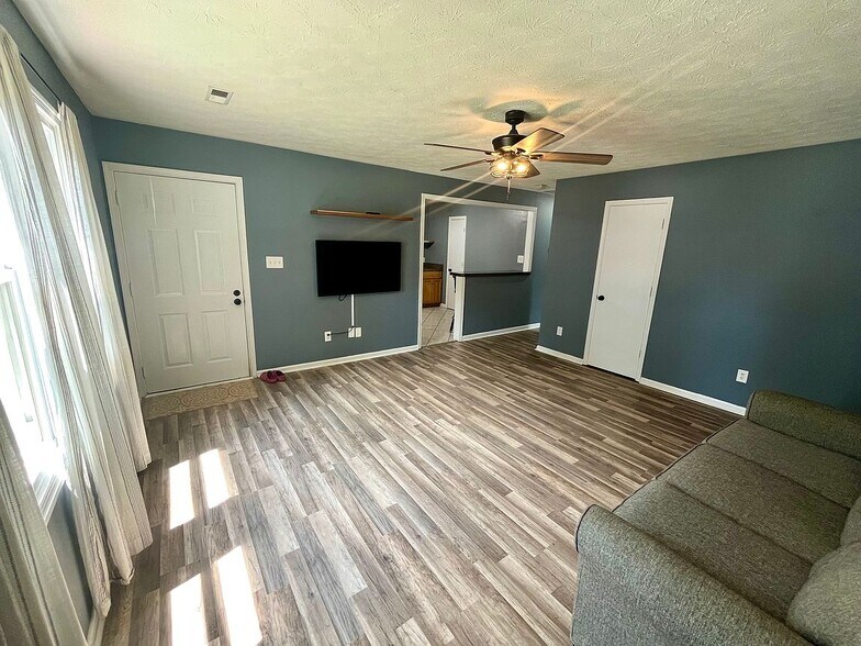 Building Photo - 106 Lark Cir
