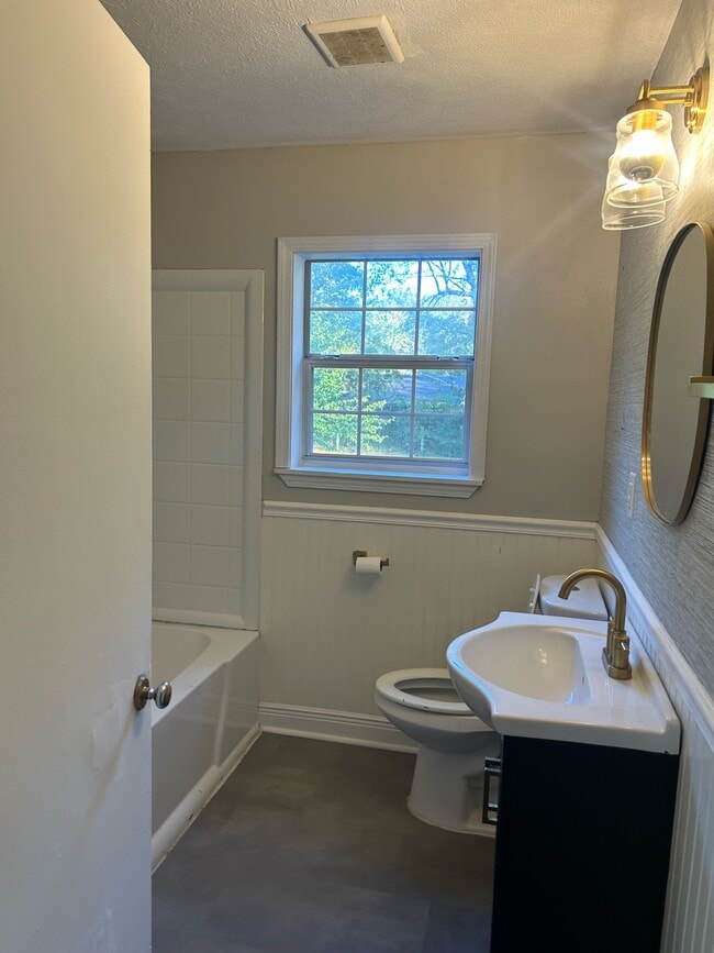 Building Photo - 1602 Lambard Dr