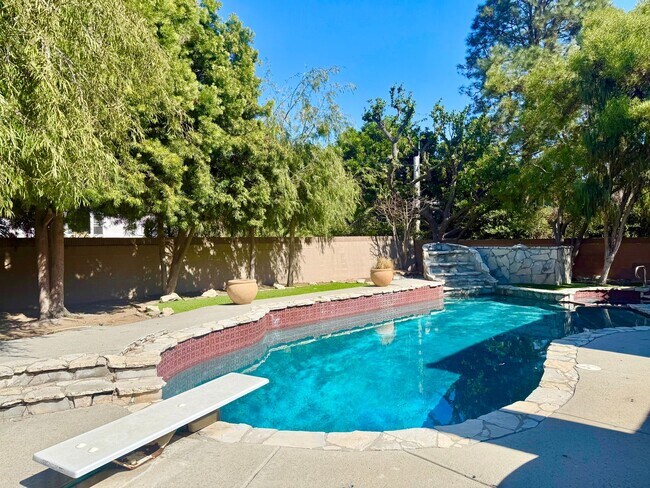 Building Photo - MUST SEE 6 BEDROOM 3 BATH HOUSE - SOUTH TO...