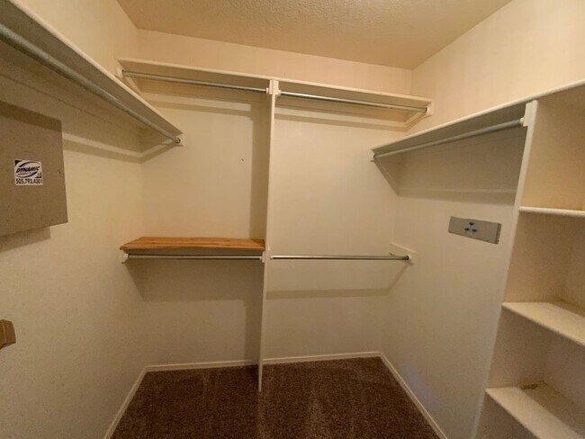 Building Photo - 3 Bedroom Single Story Home Near Unser Blv...