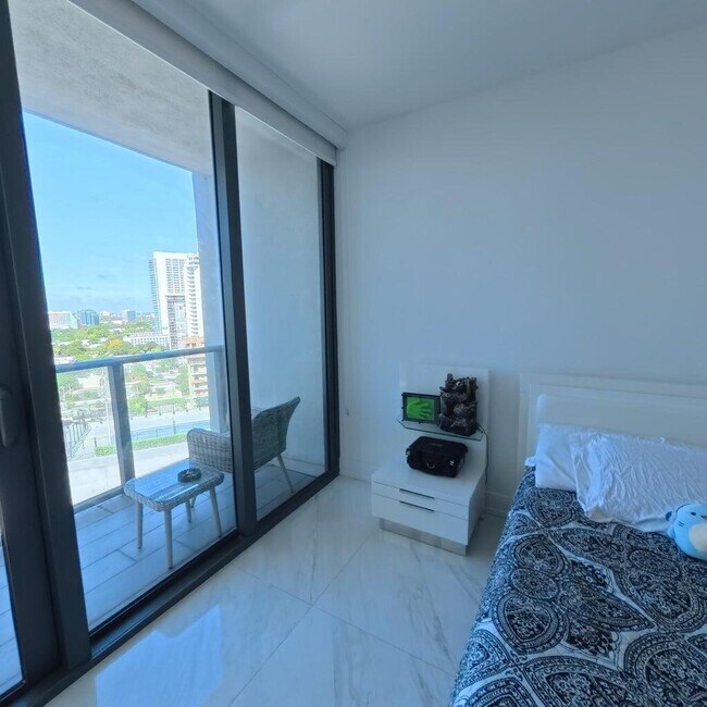 Building Photo - 650 NE 32nd St