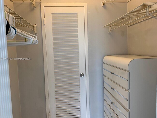 Building Photo - 100 Lincoln Rd