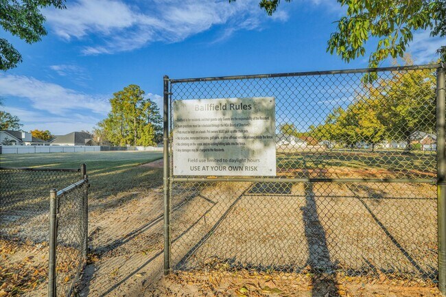 Building Photo - Centrally Located Home in Richmond Hill