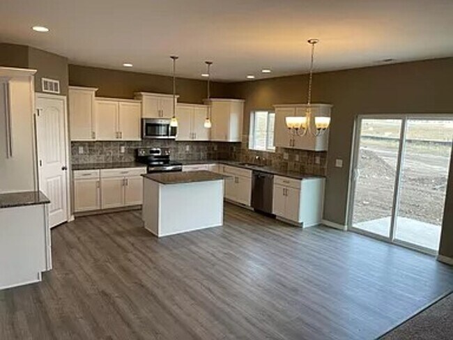 Building Photo - Gorgeous 4-Bed Home in Enclaves at Mountain Vista (D49)