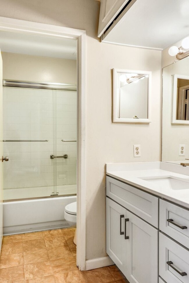 Building Photo - Sunny, 1 bedroom located on the 2nd floor ...