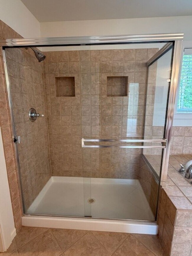 Building Photo - UPDATED CHAFFEY 4 BEDROOOM KINGSTON HOME FOR RENT WITH GREAT VIEWS!