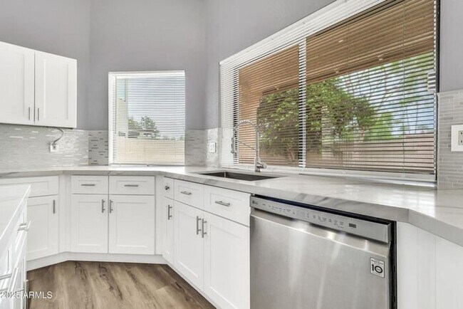 Building Photo - Stunning 4beds/2.5baths single-level home in the heart of Tempe!