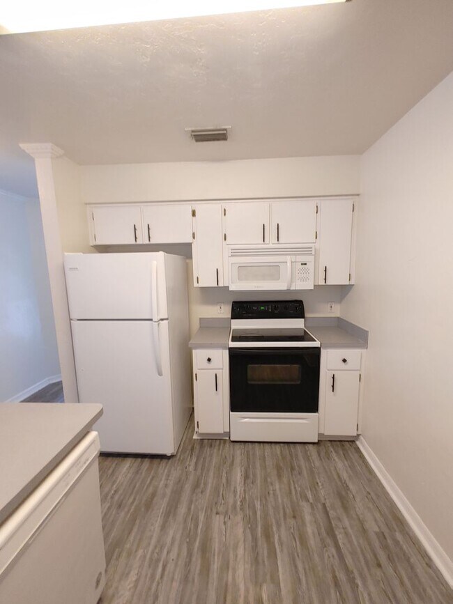 Building Photo - * PRICE DROP * 2/2 House with Garage in Pa...