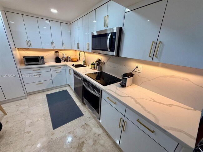 Building Photo - 1420 Brickell Bay Dr