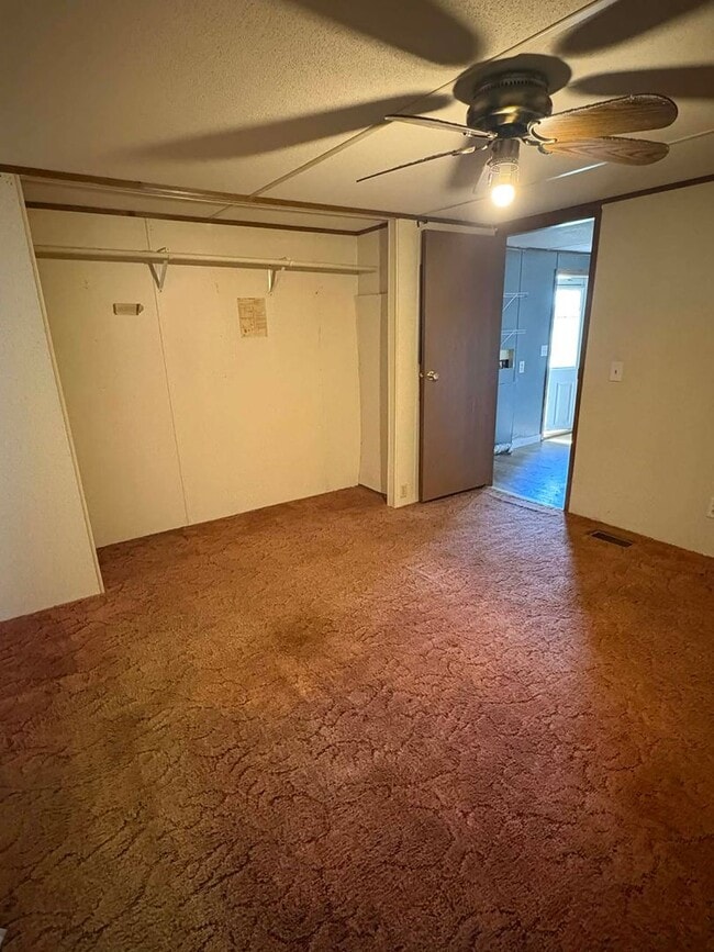 Building Photo - Simple Country Living!