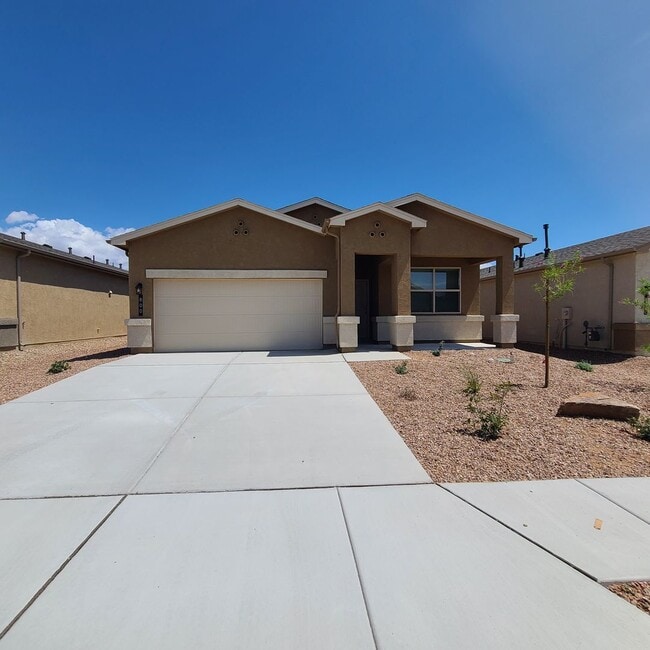 Building Photo - 3 bed 2 bath home in Huning Ranch!