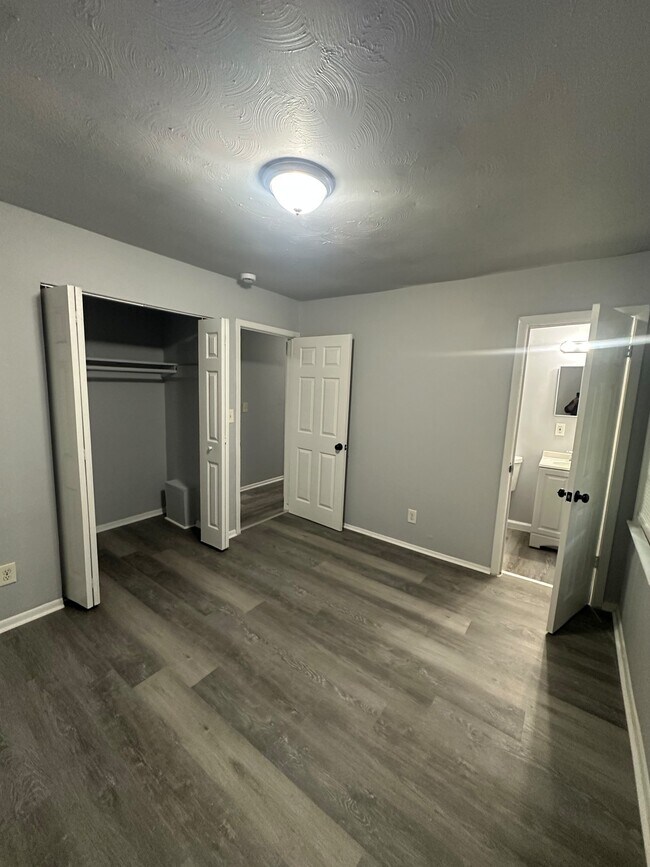 Building Photo - 400 Greenhill Way SW