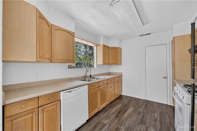 Building Photo - 20 Quince Ave