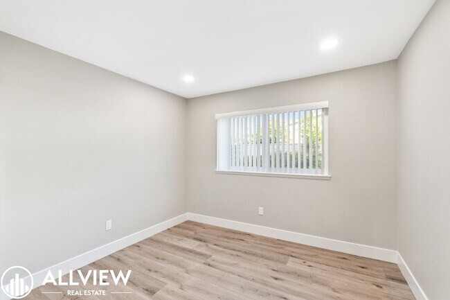 Building Photo - Welcome to this stunning 5-bedroom, 4-bathroom home located in the desirable Huntington Beach nei...