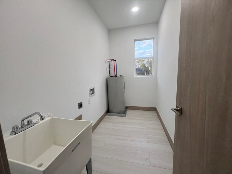 Building Photo - 4327 Kinlock St