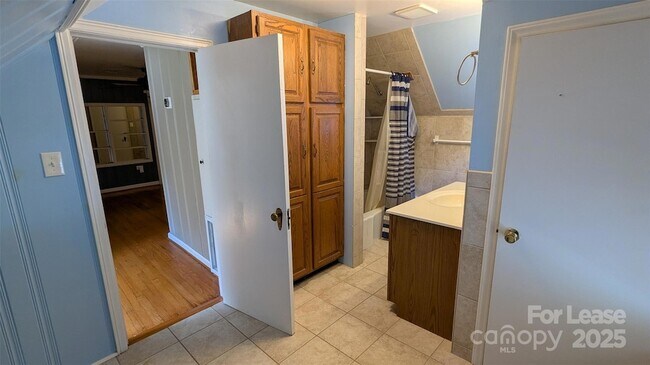 Building Photo - 1507 Woodland Dr