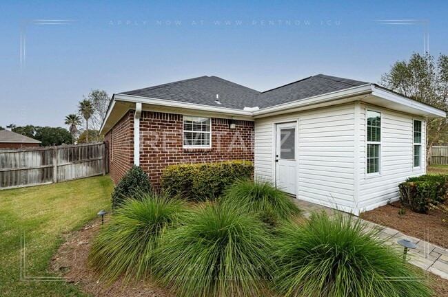 Building Photo - Gorgeous 3 Bed 2 Bath Brick Cottage on Corner Lot