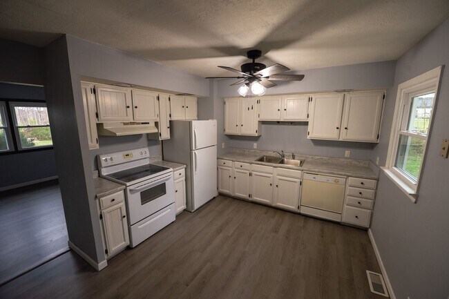 Building Photo - Lovely 3 Bed / 2 Bath in Private Setting--AVAILABLE NOW!!!