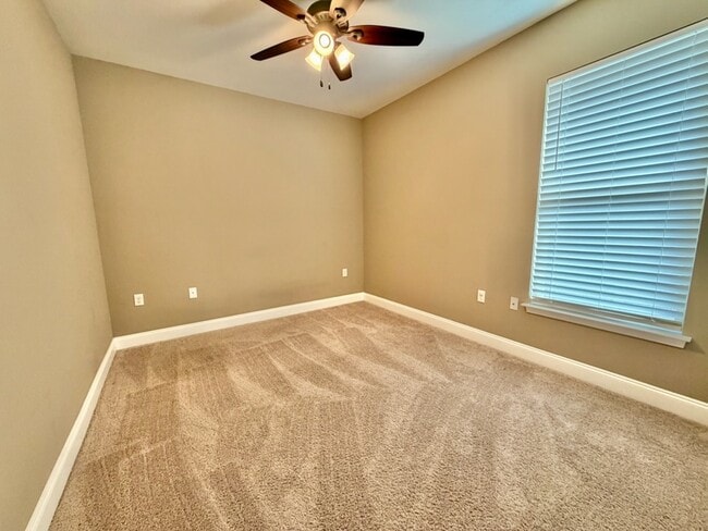 Building Photo - 131 Fetting Ave