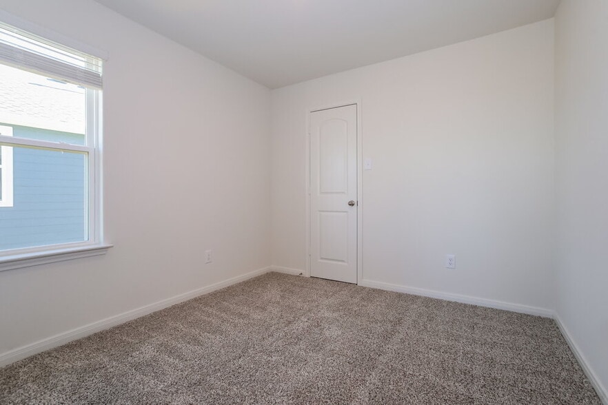 Building Photo - 220 Marsh Ln