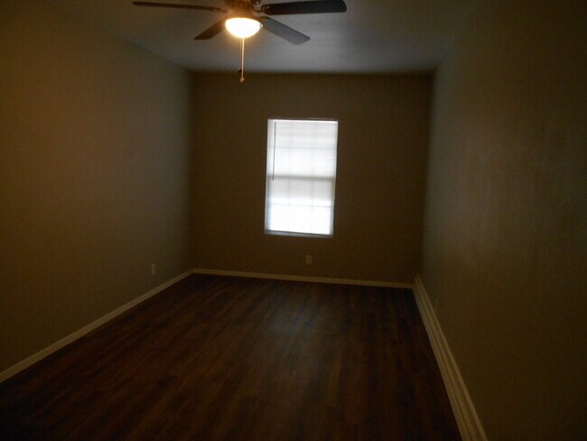 Building Photo - Spacious Duplex with Off-Street Parking