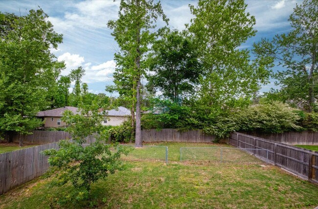 Building Photo - Gorgeous Find In West Little Rock!