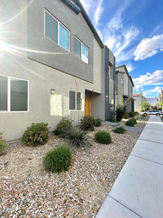 Building Photo - Beautiful Home in Valley Vista Available S...