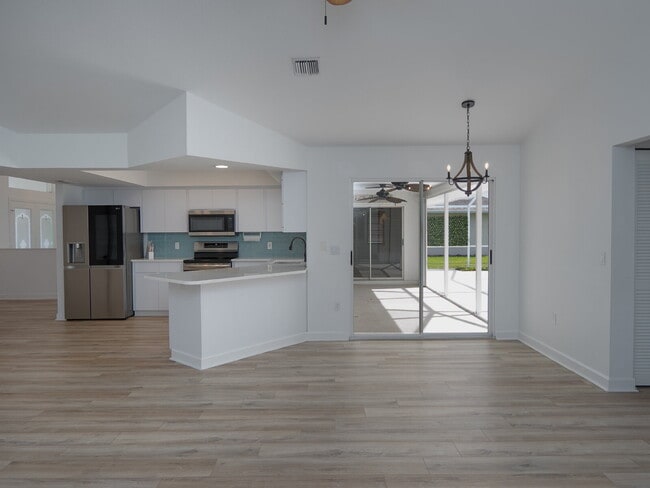 Building Photo - "Spacious 3-Bedroom Pool Home with 2 Baths & 2,075 Sq. Ft. of Comfort in Venice, FL!"